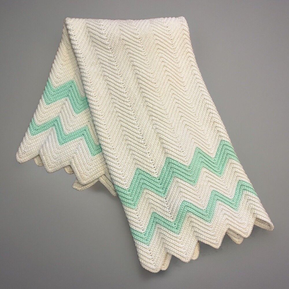 Vintage Handmade Foam Green Afghan 53x37 Chevron Crochet Throw Blanket EUC AF03